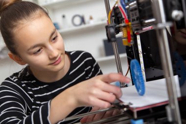 Eğitim, teknoloji, 3d printe çocukla