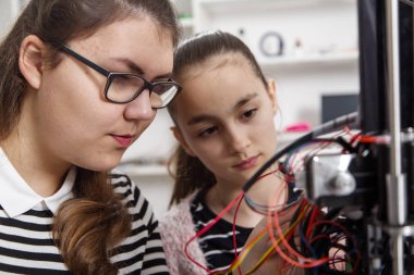 Mutlu gülümseyen küçük teknisyen atölye