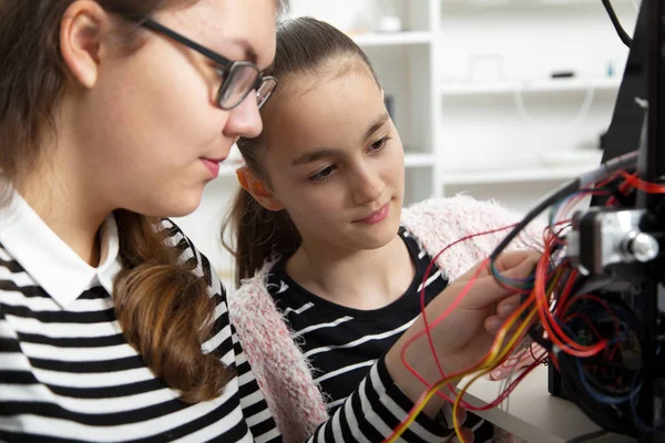 Gelukkig lachend weinig technicus in werkplaats — Stockfoto