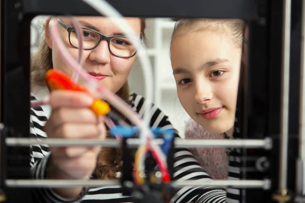 Feliz pequeño técnico sonriente en el taller — Foto de Stock