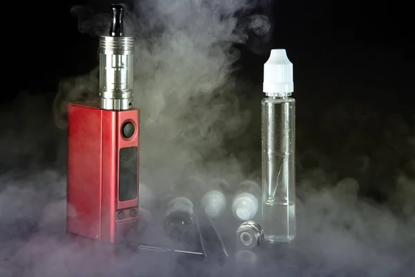 Vape e sıvı koyu arka plan üzerinde elektronik sigara için — Stok fotoğraf