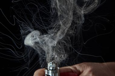 elektronik sigara. buharı siyah arka plan