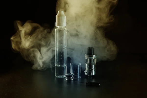 Vape e sıvı koyu arka plan üzerinde elektronik sigara için — Stok fotoğraf