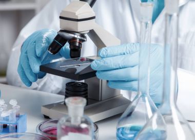 Laboratuvar mikroskop mikroskop ile erkeklerde el slayt