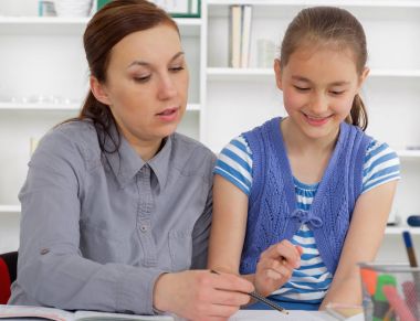 Anne kızına ev ödevinde yardım ediyor.