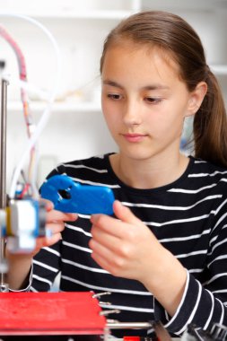 3d printe ile kız öğrenci. Eğitim, teknoloji.