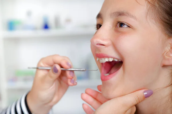 特写的患者在口腔检查时，附近的镜子张开的嘴。牙医治疗一名女病人 — 图库照片