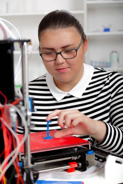 Estudante com 3d printe. educação, tecnologia . — Fotografia de Stock