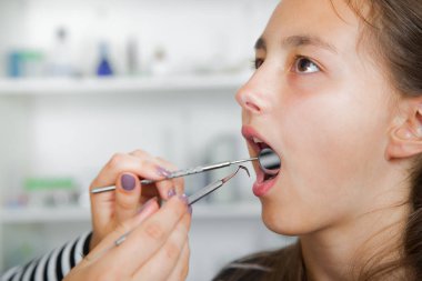 Küçük kızın ağzını h tedavi sırasında geniş açılış yakın çekim