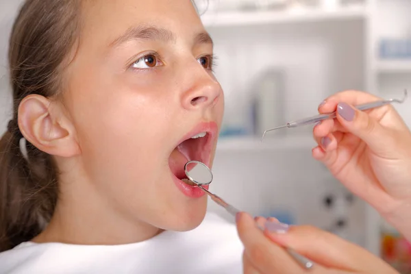 Close-up van meisje opent zijn mond wijd tijdens de behandeling van h — Stockfoto