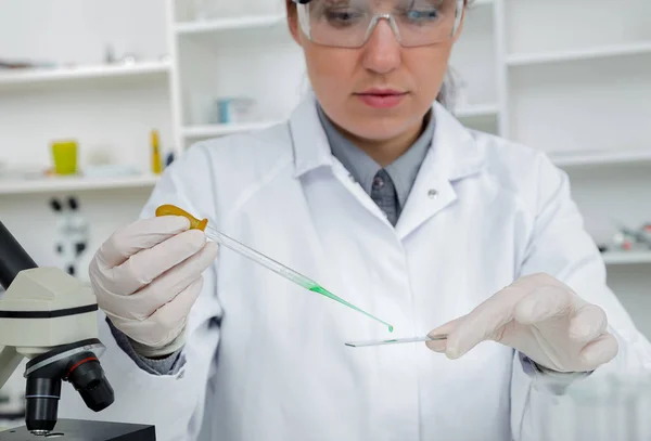 Assistente de laboratório na qualidade dos alimentos.Ensaio de cultura celular para testar sementes geneticamente modificadas — Fotografia de Stock