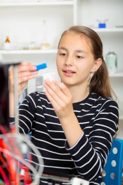 3d printe ile kız öğrenci. Eğitim, teknoloji.