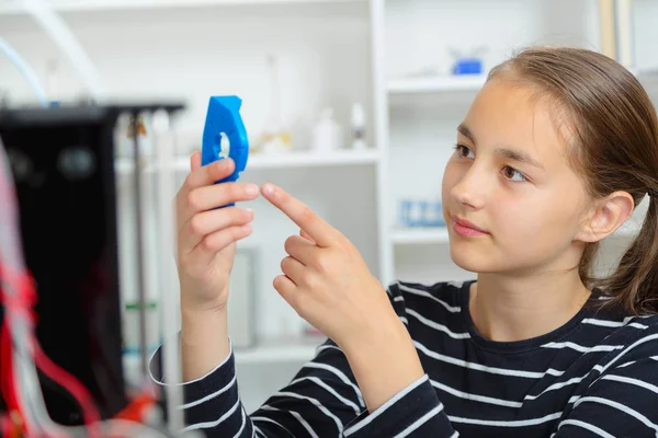 Colegiala con príncipes 3d. educación, tecnología . —  Fotos de Stock