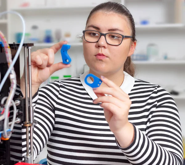 Schoolgirl with 3d printe. technology. — Stock Photo, Image