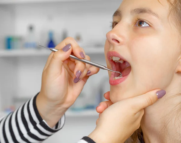 Közeli kép a kislány, nyitva a szája széles h kezelése során — Stock Fotó