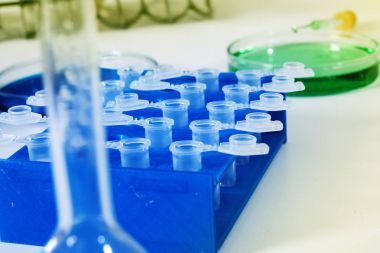 Sıvı birkaç test tüpleri loncası Züccaciye birine ekleyerek pipet