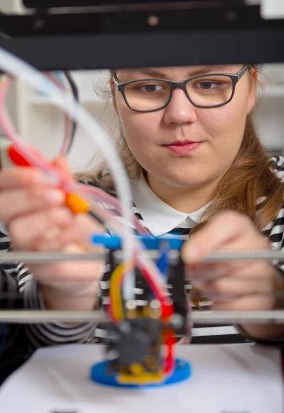 Diseñador trabajando con impresora 3D — Foto de Stock