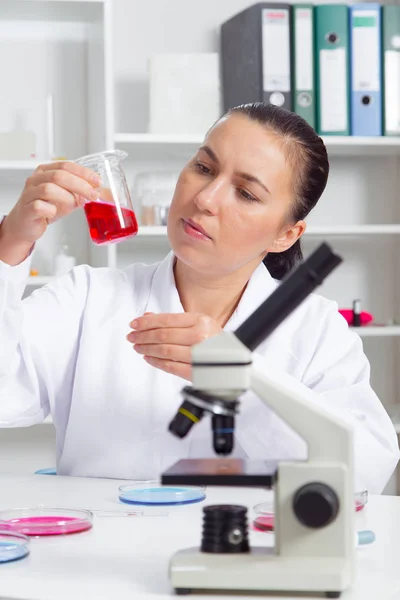 Young female scientist in lab , doing experiments in lab. — Stock Photo, Image