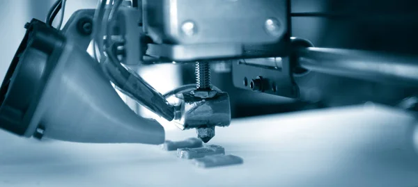 Impresora electrónica de plástico tridimensional durante el trabajo, 3D, impresión . — Foto de Stock