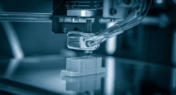 Impresora electrónica de plástico tridimensional durante el trabajo, 3D, impresión . —  Fotos de Stock