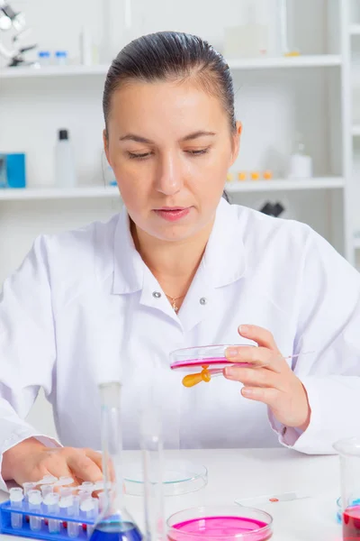 Jeune femme scientifique en laboratoire, faisant des expériences en laboratoire . — Photo