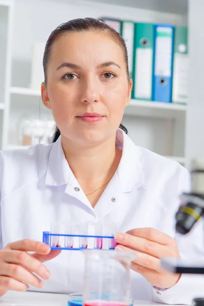 Jonge vrouwelijke wetenschapper in lab doen van experimenten in het lab. — Stockfoto