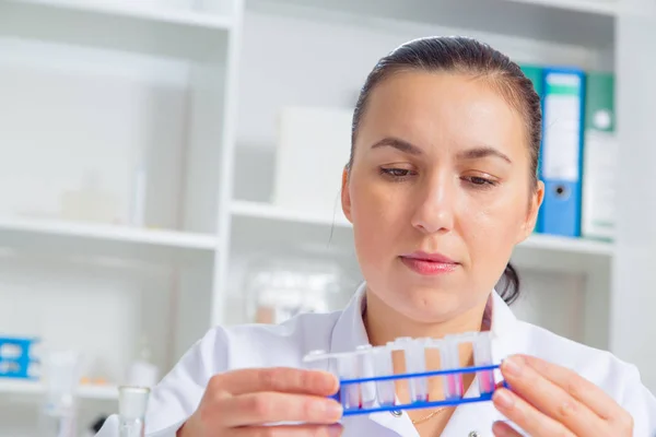 Young female scientist in lab , doing experiments in lab. — Stock Photo, Image