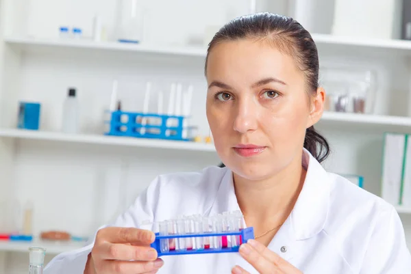 Jonge vrouwelijke wetenschapper in lab doen van experimenten in het lab. — Stockfoto