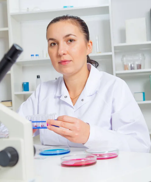 Unga kvinnliga forskare i labbet, gör experiment i labbet. — Stockfoto