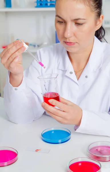 Young female scientist in lab , doing experiments in lab. — Stock Photo, Image