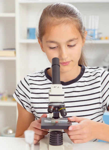Een tienermeisje in een laboratorium van de school in de chemie. — Stockfoto