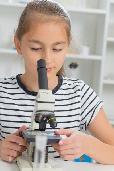 Een tienermeisje in een laboratorium van de school in de chemie. — Stockfoto