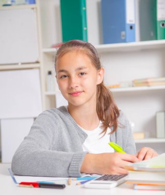 Genç kız sınavlarına hazırlanıyor. Genç kız okul için ödev.