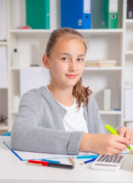 Ragazza adolescente che si prepara per gli esami. Ragazza adolescente che fa i compiti per la scuola . — Foto Stock