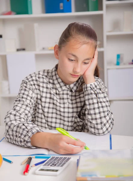 Ragazza adolescente che si prepara per gli esami. Ragazza adolescente che fa i compiti per la scuola . — Foto Stock