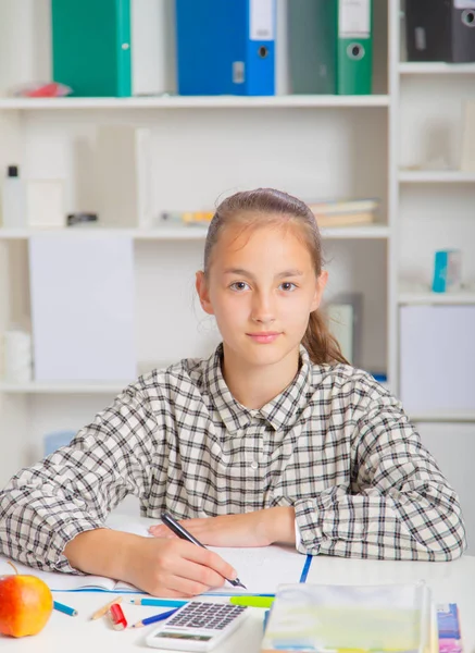 十几岁的女孩为考试做准备。十几岁的女孩做学校作业. — 图库照片