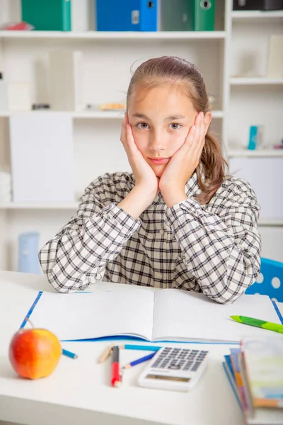 10 代の少女は、試験のための準備します。学校の宿題をしている 10 代の少女. — ストック写真