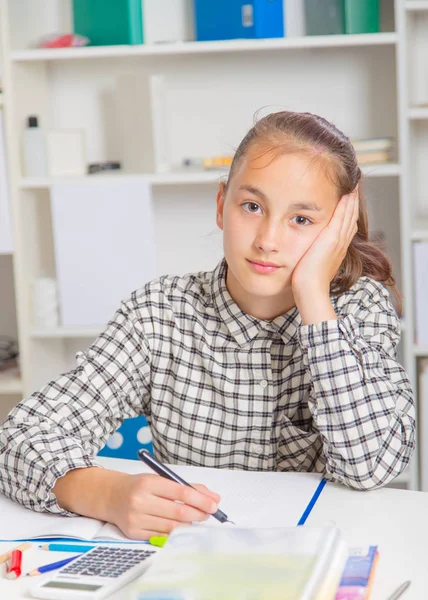 Tonårig flicka förbereder sig för tentor. Tonårig flicka göra läxor för skolan. — Stockfoto