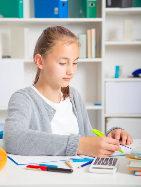 Tonårig flicka förbereder sig för tentor. Tonårig flicka göra läxor för skolan. — Stockfoto