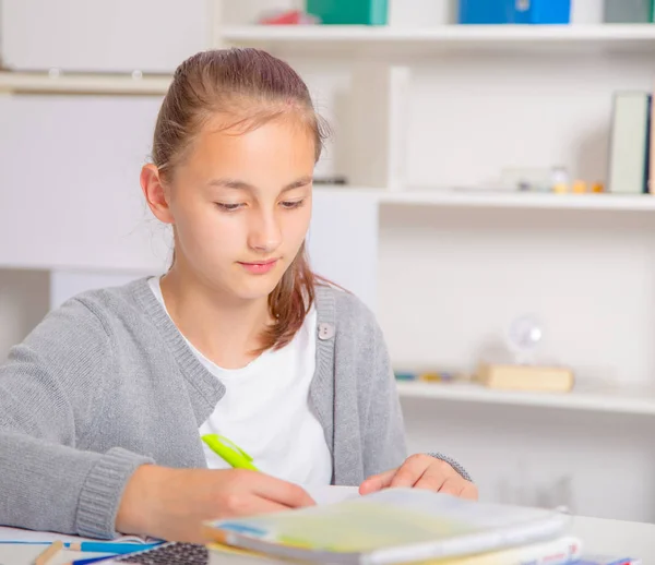 10 代の少女は、試験のための準備します。学校の宿題をしている 10 代の少女. — ストック写真