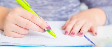 el yazısı, el yazar bir defter kalem ile