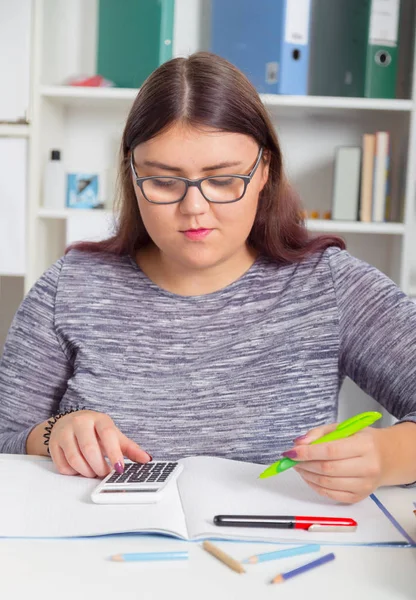 Tonårig flicka förbereder sig för tentor. Tonårig flicka göra läxor för skolan. — Stockfoto