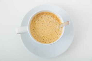 Beyaz arka planda bir fincan kahve.