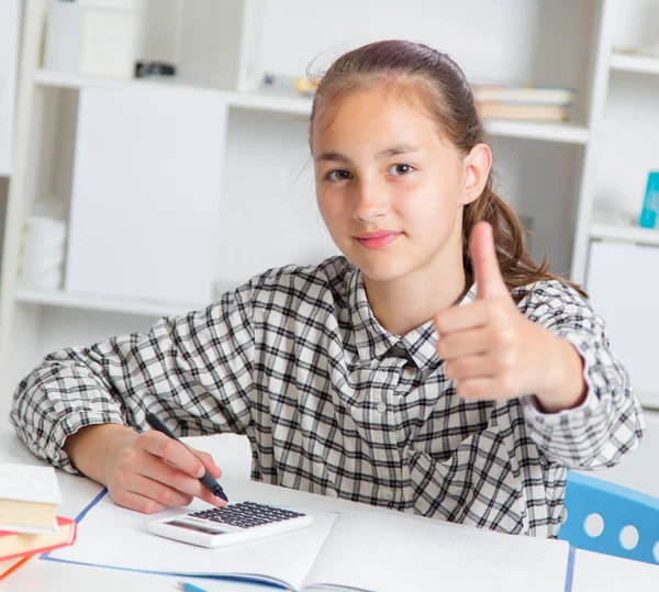 Tonårig flicka förbereder sig för tentor. Tonårig flicka göra läxor för skolan. — Stockfoto