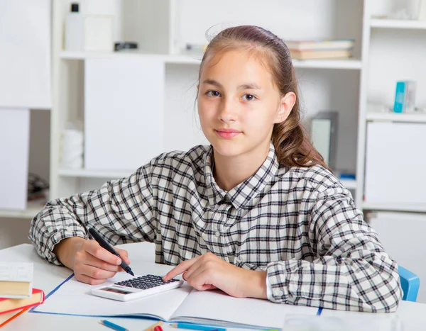 Genç kız sınavlarına hazırlanıyor. Genç kız okul için ödev.