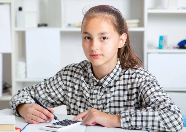 Adolescente se preparando para exames. Adolescente fazendo lição de casa para a escola . — Fotografia de Stock