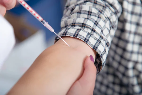 De kinderarts of de verpleegkundige te vaccineren tiener meisje, kind vaccinatie. — Stockfoto