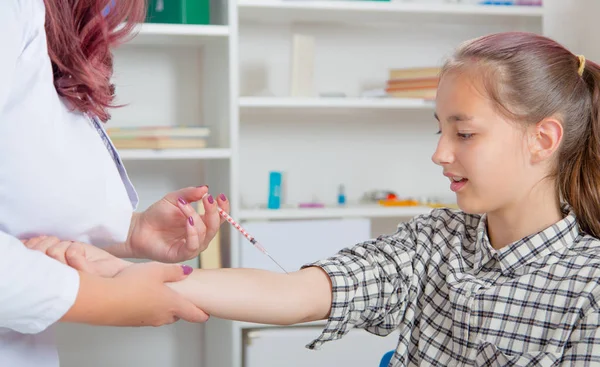 The pediatrician or nurse to vaccinate teen girl, child vaccination. — Stock Photo, Image