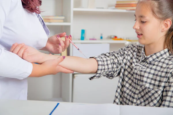 Çocuk doktoru veya hemşire genç kız, çocuk aşılama aşılama.