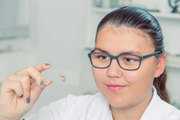 Uma adolescente num laboratório de química, a fazer experiências em laboratório. . — Fotografia de Stock